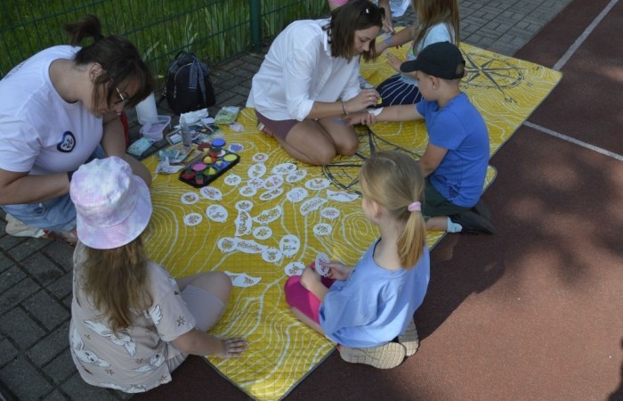 A tak 3 czerwca z okazji Dnia Dziecka bawili się uczniowie klas młodszych. Na sportowo, w duchu zdrowej rywalizacji. Po ukończeniu wszystkich konkurencji (biegu na 60 m, skoku w dal i rzucie piłeczką palantową), nadszedł czas na ostudzenie nadmiaru emocji. Tu z pomocą przyszli strażacy z JRG PSP nr 3 w Pasłęku. Kto by pomyślał, że odrobina wody może dostarczyć tyle radości. Na osłodę na naszych sportowców czekała pyszna wata cukrowa, a każdy miał szansę odwiedzić 