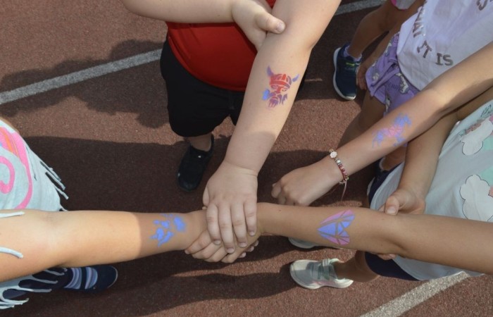 A tak 3 czerwca z okazji Dnia Dziecka bawili się uczniowie klas młodszych. Na sportowo, w duchu zdrowej rywalizacji. Po ukończeniu wszystkich konkurencji (biegu na 60 m, skoku w dal i rzucie piłeczką palantową), nadszedł czas na ostudzenie nadmiaru emocji. Tu z pomocą przyszli strażacy z JRG PSP nr 3 w Pasłęku. Kto by pomyślał, że odrobina wody może dostarczyć tyle radości. Na osłodę na naszych sportowców czekała pyszna wata cukrowa, a każdy miał szansę odwiedzić 
