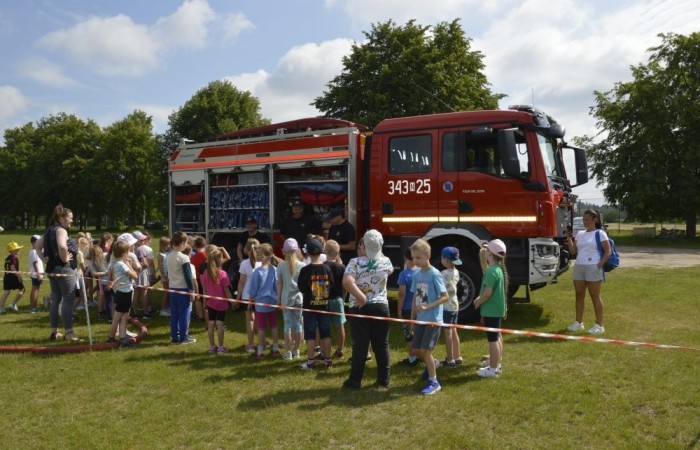 A tak 3 czerwca z okazji Dnia Dziecka bawili się uczniowie klas młodszych. Na sportowo, w duchu zdrowej rywalizacji. Po ukończeniu wszystkich konkurencji (biegu na 60 m, skoku w dal i rzucie piłeczką palantową), nadszedł czas na ostudzenie nadmiaru emocji. Tu z pomocą przyszli strażacy z JRG PSP nr 3 w Pasłęku. Kto by pomyślał, że odrobina wody może dostarczyć tyle radości. Na osłodę na naszych sportowców czekała pyszna wata cukrowa, a każdy miał szansę odwiedzić 