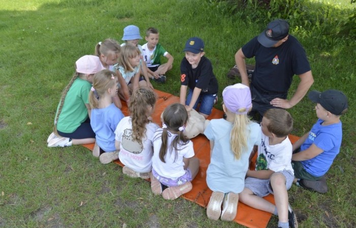 A tak 3 czerwca z okazji Dnia Dziecka bawili się uczniowie klas młodszych. Na sportowo, w duchu zdrowej rywalizacji. Po ukończeniu wszystkich konkurencji (biegu na 60 m, skoku w dal i rzucie piłeczką palantową), nadszedł czas na ostudzenie nadmiaru emocji. Tu z pomocą przyszli strażacy z JRG PSP nr 3 w Pasłęku. Kto by pomyślał, że odrobina wody może dostarczyć tyle radości. Na osłodę na naszych sportowców czekała pyszna wata cukrowa, a każdy miał szansę odwiedzić 
