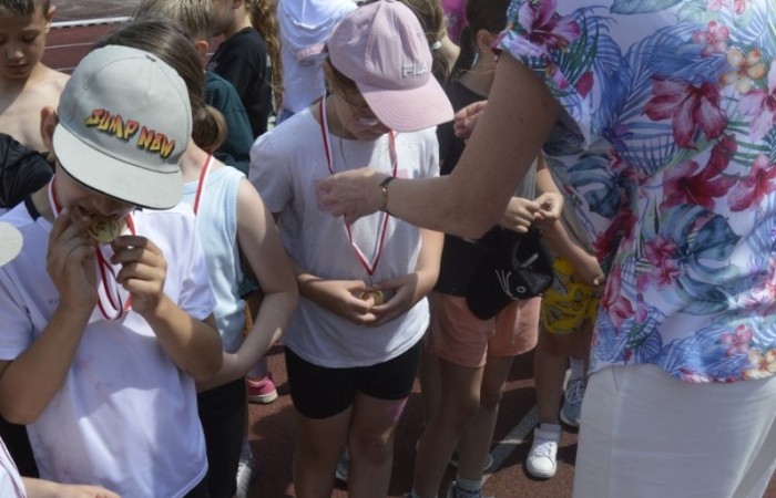 A tak 3 czerwca z okazji Dnia Dziecka bawili się uczniowie klas młodszych. Na sportowo, w duchu zdrowej rywalizacji. Po ukończeniu wszystkich konkurencji (biegu na 60 m, skoku w dal i rzucie piłeczką palantową), nadszedł czas na ostudzenie nadmiaru emocji. Tu z pomocą przyszli strażacy z JRG PSP nr 3 w Pasłęku. Kto by pomyślał, że odrobina wody może dostarczyć tyle radości. Na osłodę na naszych sportowców czekała pyszna wata cukrowa, a każdy miał szansę odwiedzić 