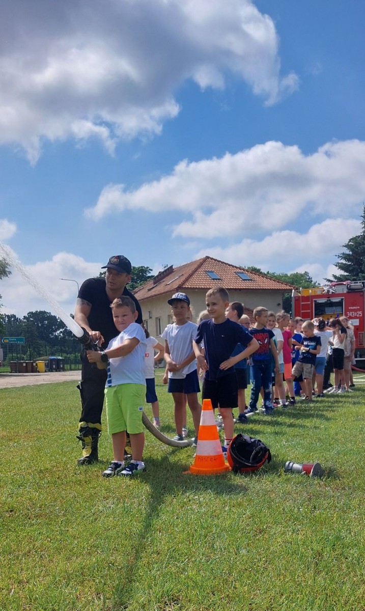 A tak 3 czerwca z okazji Dnia Dziecka bawili się uczniowie klas młodszych. Na sportowo, w duchu zdrowej rywalizacji. Po ukończeniu wszystkich konkurencji (biegu na 60 m, skoku w dal i rzucie piłeczką palantową), nadszedł czas na ostudzenie nadmiaru emocji. Tu z pomocą przyszli strażacy z JRG PSP nr 3 w Pasłęku. Kto by pomyślał, że odrobina wody może dostarczyć tyle radości. Na osłodę na naszych sportowców czekała pyszna wata cukrowa, a każdy miał szansę odwiedzić 