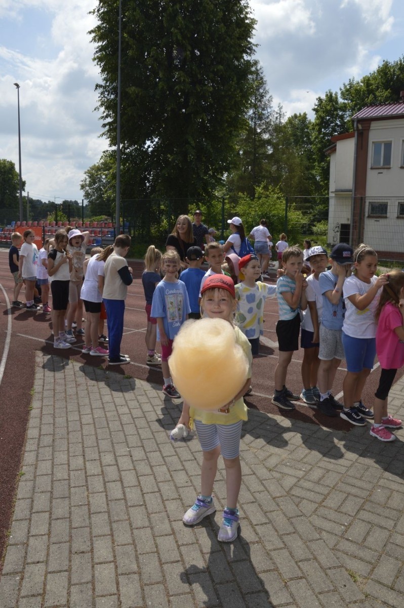 A tak 3 czerwca z okazji Dnia Dziecka bawili się uczniowie klas młodszych. Na sportowo, w duchu zdrowej rywalizacji. Po ukończeniu wszystkich konkurencji (biegu na 60 m, skoku w dal i rzucie piłeczką palantową), nadszedł czas na ostudzenie nadmiaru emocji. Tu z pomocą przyszli strażacy z JRG PSP nr 3 w Pasłęku. Kto by pomyślał, że odrobina wody może dostarczyć tyle radości. Na osłodę na naszych sportowców czekała pyszna wata cukrowa, a każdy miał szansę odwiedzić 