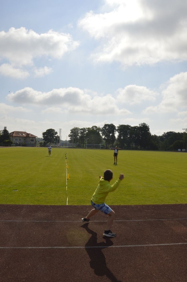 A tak 3 czerwca z okazji Dnia Dziecka bawili się uczniowie klas młodszych. Na sportowo, w duchu zdrowej rywalizacji. Po ukończeniu wszystkich konkurencji (biegu na 60 m, skoku w dal i rzucie piłeczką palantową), nadszedł czas na ostudzenie nadmiaru emocji. Tu z pomocą przyszli strażacy z JRG PSP nr 3 w Pasłęku. Kto by pomyślał, że odrobina wody może dostarczyć tyle radości. Na osłodę na naszych sportowców czekała pyszna wata cukrowa, a każdy miał szansę odwiedzić 