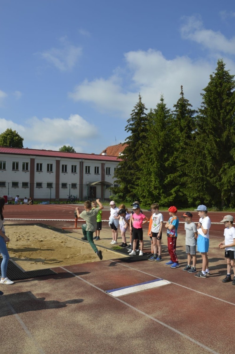 A tak 3 czerwca z okazji Dnia Dziecka bawili się uczniowie klas młodszych. Na sportowo, w duchu zdrowej rywalizacji. Po ukończeniu wszystkich konkurencji (biegu na 60 m, skoku w dal i rzucie piłeczką palantową), nadszedł czas na ostudzenie nadmiaru emocji. Tu z pomocą przyszli strażacy z JRG PSP nr 3 w Pasłęku. Kto by pomyślał, że odrobina wody może dostarczyć tyle radości. Na osłodę na naszych sportowców czekała pyszna wata cukrowa, a każdy miał szansę odwiedzić 