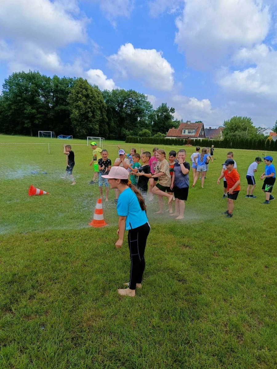 A tak 3 czerwca z okazji Dnia Dziecka bawili się uczniowie klas młodszych. Na sportowo, w duchu zdrowej rywalizacji. Po ukończeniu wszystkich konkurencji (biegu na 60 m, skoku w dal i rzucie piłeczką palantową), nadszedł czas na ostudzenie nadmiaru emocji. Tu z pomocą przyszli strażacy z JRG PSP nr 3 w Pasłęku. Kto by pomyślał, że odrobina wody może dostarczyć tyle radości. Na osłodę na naszych sportowców czekała pyszna wata cukrowa, a każdy miał szansę odwiedzić 