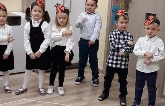 27 października odbyło się pasowanie u Biedroneczek. Już od samego rana panowała niesamowita atmosfera. Dzieci wyglądały pięknie w swoich galowych strojach ,a na ich twarzach malował sie szeroki usmiech. Podczas pasowania dzieci zaprezentowały piosenkę o biedroneczce i złożyły uroczystą przysięgę. Z rąk pani Anetty Daszkowskiej otrzymały pamiątkowe dyplomy i słodki upominek. To właśnie tego dnia dzieci z grupy Biedroneczek stały sie prawdziwymi przedszkolakami:) Wszystkim dzieciom składam ogromne gratulacje  
wychowawca: Magdalena Leśniowska