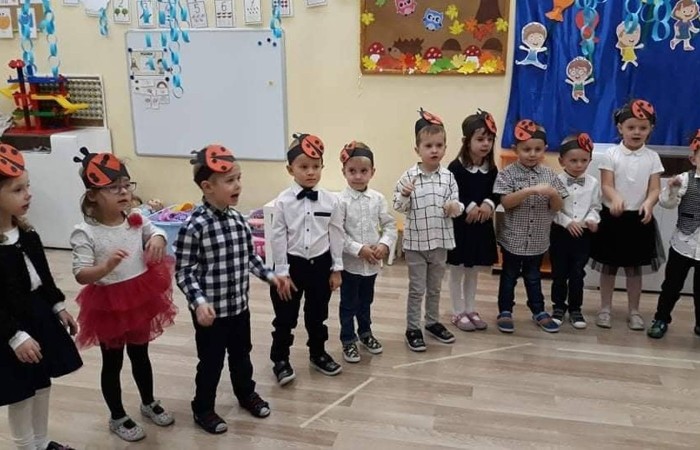 27 października odbyło się pasowanie u Biedroneczek. Już od samego rana panowała niesamowita atmosfera. Dzieci wyglądały pięknie w swoich galowych strojach ,a na ich twarzach malował sie szeroki usmiech. Podczas pasowania dzieci zaprezentowały piosenkę o biedroneczce i złożyły uroczystą przysięgę. Z rąk pani Anetty Daszkowskiej otrzymały pamiątkowe dyplomy i słodki upominek. To właśnie tego dnia dzieci z grupy Biedroneczek stały sie prawdziwymi przedszkolakami:) Wszystkim dzieciom składam ogromne gratulacje  
wychowawca: Magdalena Leśniowska