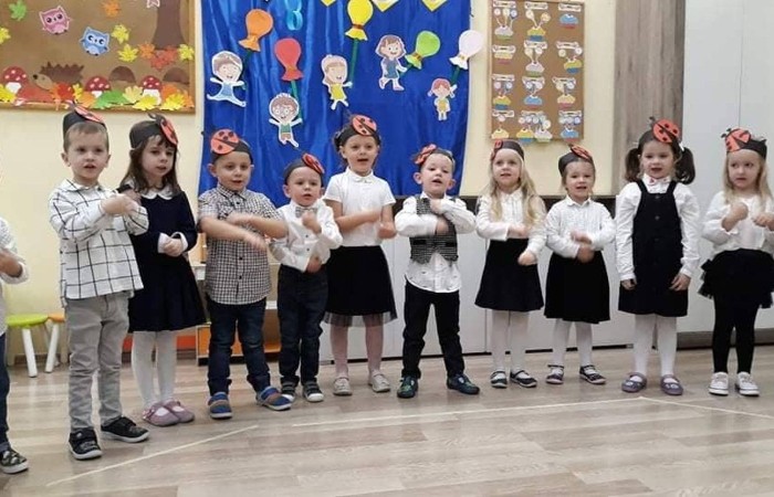 27 października odbyło się pasowanie u Biedroneczek. Już od samego rana panowała niesamowita atmosfera. Dzieci wyglądały pięknie w swoich galowych strojach ,a na ich twarzach malował sie szeroki usmiech. Podczas pasowania dzieci zaprezentowały piosenkę o biedroneczce i złożyły uroczystą przysięgę. Z rąk pani Anetty Daszkowskiej otrzymały pamiątkowe dyplomy i słodki upominek. To właśnie tego dnia dzieci z grupy Biedroneczek stały sie prawdziwymi przedszkolakami:) Wszystkim dzieciom składam ogromne gratulacje  
wychowawca: Magdalena Leśniowska