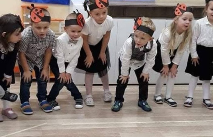 27 października odbyło się pasowanie u Biedroneczek. Już od samego rana panowała niesamowita atmosfera. Dzieci wyglądały pięknie w swoich galowych strojach ,a na ich twarzach malował sie szeroki usmiech. Podczas pasowania dzieci zaprezentowały piosenkę o biedroneczce i złożyły uroczystą przysięgę. Z rąk pani Anetty Daszkowskiej otrzymały pamiątkowe dyplomy i słodki upominek. To właśnie tego dnia dzieci z grupy Biedroneczek stały sie prawdziwymi przedszkolakami:) Wszystkim dzieciom składam ogromne gratulacje  
wychowawca: Magdalena Leśniowska