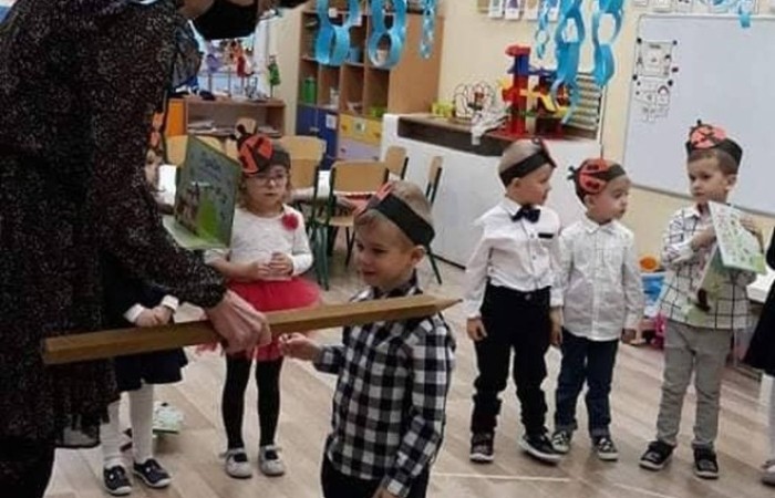 27 października odbyło się pasowanie u Biedroneczek. Już od samego rana panowała niesamowita atmosfera. Dzieci wyglądały pięknie w swoich galowych strojach ,a na ich twarzach malował sie szeroki usmiech. Podczas pasowania dzieci zaprezentowały piosenkę o biedroneczce i złożyły uroczystą przysięgę. Z rąk pani Anetty Daszkowskiej otrzymały pamiątkowe dyplomy i słodki upominek. To właśnie tego dnia dzieci z grupy Biedroneczek stały sie prawdziwymi przedszkolakami:) Wszystkim dzieciom składam ogromne gratulacje  
wychowawca: Magdalena Leśniowska