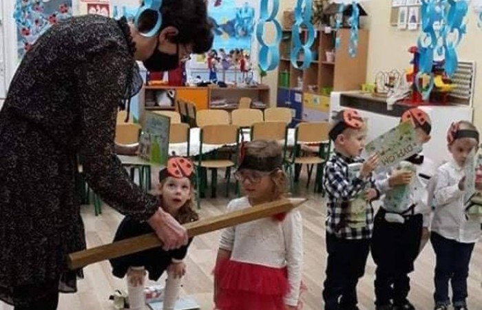 27 października odbyło się pasowanie u Biedroneczek. Już od samego rana panowała niesamowita atmosfera. Dzieci wyglądały pięknie w swoich galowych strojach ,a na ich twarzach malował sie szeroki usmiech. Podczas pasowania dzieci zaprezentowały piosenkę o biedroneczce i złożyły uroczystą przysięgę. Z rąk pani Anetty Daszkowskiej otrzymały pamiątkowe dyplomy i słodki upominek. To właśnie tego dnia dzieci z grupy Biedroneczek stały sie prawdziwymi przedszkolakami:) Wszystkim dzieciom składam ogromne gratulacje  
wychowawca: Magdalena Leśniowska