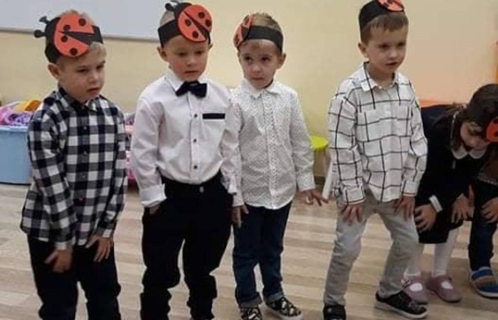 27 października odbyło się pasowanie u Biedroneczek. Już od samego rana panowała niesamowita atmosfera. Dzieci wyglądały pięknie w swoich galowych strojach ,a na ich twarzach malował sie szeroki usmiech. Podczas pasowania dzieci zaprezentowały piosenkę o biedroneczce i złożyły uroczystą przysięgę. Z rąk pani Anetty Daszkowskiej otrzymały pamiątkowe dyplomy i słodki upominek. To właśnie tego dnia dzieci z grupy Biedroneczek stały sie prawdziwymi przedszkolakami:) Wszystkim dzieciom składam ogromne gratulacje  
wychowawca: Magdalena Leśniowska