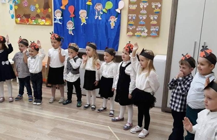 27 października odbyło się pasowanie u Biedroneczek. Już od samego rana panowała niesamowita atmosfera. Dzieci wyglądały pięknie w swoich galowych strojach ,a na ich twarzach malował sie szeroki usmiech. Podczas pasowania dzieci zaprezentowały piosenkę o biedroneczce i złożyły uroczystą przysięgę. Z rąk pani Anetty Daszkowskiej otrzymały pamiątkowe dyplomy i słodki upominek. To właśnie tego dnia dzieci z grupy Biedroneczek stały sie prawdziwymi przedszkolakami:) Wszystkim dzieciom składam ogromne gratulacje  
wychowawca: Magdalena Leśniowska