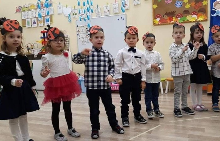 27 października odbyło się pasowanie u Biedroneczek. Już od samego rana panowała niesamowita atmosfera. Dzieci wyglądały pięknie w swoich galowych strojach ,a na ich twarzach malował sie szeroki usmiech. Podczas pasowania dzieci zaprezentowały piosenkę o biedroneczce i złożyły uroczystą przysięgę. Z rąk pani Anetty Daszkowskiej otrzymały pamiątkowe dyplomy i słodki upominek. To właśnie tego dnia dzieci z grupy Biedroneczek stały sie prawdziwymi przedszkolakami:) Wszystkim dzieciom składam ogromne gratulacje  
wychowawca: Magdalena Leśniowska