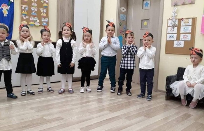 27 października odbyło się pasowanie u Biedroneczek. Już od samego rana panowała niesamowita atmosfera. Dzieci wyglądały pięknie w swoich galowych strojach ,a na ich twarzach malował sie szeroki usmiech. Podczas pasowania dzieci zaprezentowały piosenkę o biedroneczce i złożyły uroczystą przysięgę. Z rąk pani Anetty Daszkowskiej otrzymały pamiątkowe dyplomy i słodki upominek. To właśnie tego dnia dzieci z grupy Biedroneczek stały sie prawdziwymi przedszkolakami:) Wszystkim dzieciom składam ogromne gratulacje  
wychowawca: Magdalena Leśniowska