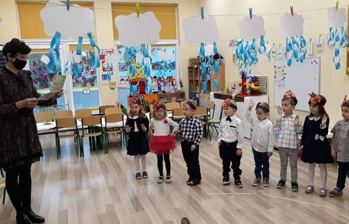 27 października odbyło się pasowanie u Biedroneczek. Już od samego rana panowała niesamowita atmosfera. Dzieci wyglądały pięknie w swoich galowych strojach ,a na ich twarzach malował sie szeroki usmiech. Podczas pasowania dzieci zaprezentowały piosenkę o biedroneczce i złożyły uroczystą przysięgę. Z rąk pani Anetty Daszkowskiej otrzymały pamiątkowe dyplomy i słodki upominek. To właśnie tego dnia dzieci z grupy Biedroneczek stały sie prawdziwymi przedszkolakami:) Wszystkim dzieciom składam ogromne gratulacje  
wychowawca: Magdalena Leśniowska