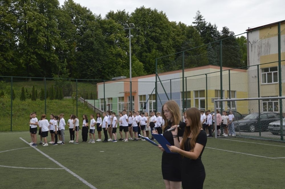 Aktywni we wspólnej Europie to projekt realizowany przez naszą szkołę w partnerstwie ze Stowarzyszeniem na rzecz Rozwoju Wsi Aniołowo. W ramach realizacji działań projektowych odbyła się dziś szczególna uroczystość. Uczniowie klas czwartych i siódmych przygotowali spotkanie tematyczne przybliżając ideę Unii Europejskiej. Był polonez, barwy narodowe, symbole unijne. Podczas spotkania odbyło się wręczenie nagród za konkurs plastyczny 