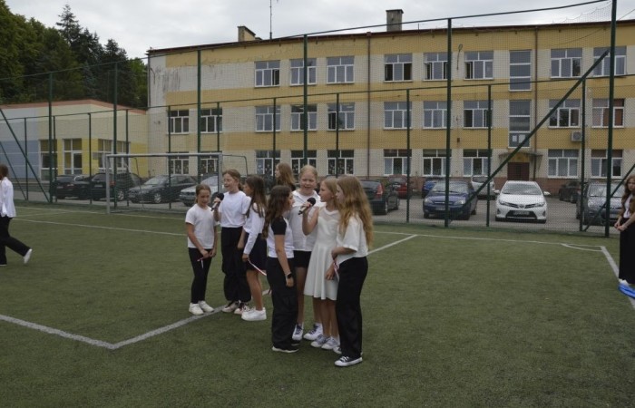 Aktywni we wspólnej Europie to projekt realizowany przez naszą szkołę w partnerstwie ze Stowarzyszeniem na rzecz Rozwoju Wsi Aniołowo. W ramach realizacji działań projektowych odbyła się dziś szczególna uroczystość. Uczniowie klas czwartych i siódmych przygotowali spotkanie tematyczne przybliżając ideę Unii Europejskiej. Był polonez, barwy narodowe, symbole unijne. Podczas spotkania odbyło się wręczenie nagród za konkurs plastyczny 