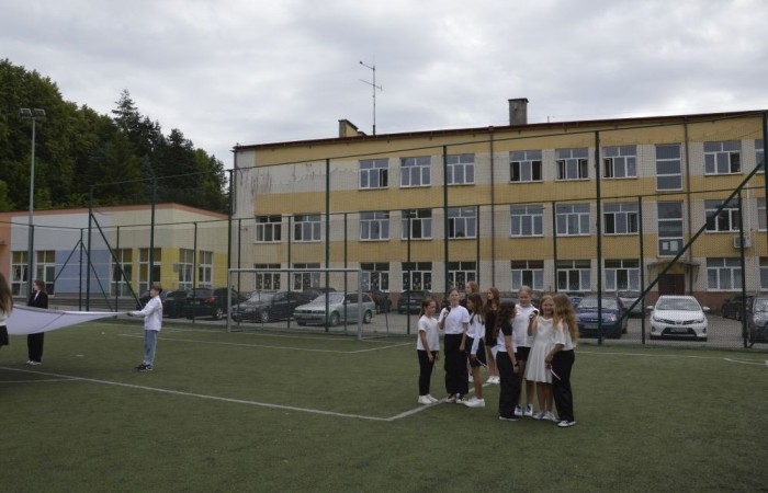 Aktywni we wspólnej Europie to projekt realizowany przez naszą szkołę w partnerstwie ze Stowarzyszeniem na rzecz Rozwoju Wsi Aniołowo. W ramach realizacji działań projektowych odbyła się dziś szczególna uroczystość. Uczniowie klas czwartych i siódmych przygotowali spotkanie tematyczne przybliżając ideę Unii Europejskiej. Był polonez, barwy narodowe, symbole unijne. Podczas spotkania odbyło się wręczenie nagród za konkurs plastyczny 