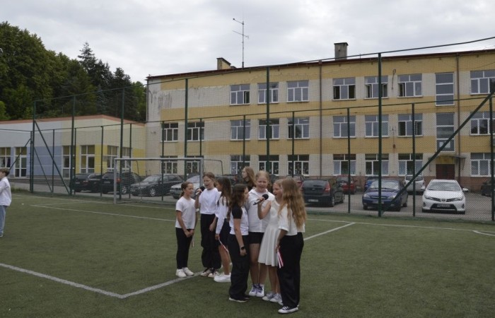 Aktywni we wspólnej Europie to projekt realizowany przez naszą szkołę w partnerstwie ze Stowarzyszeniem na rzecz Rozwoju Wsi Aniołowo. W ramach realizacji działań projektowych odbyła się dziś szczególna uroczystość. Uczniowie klas czwartych i siódmych przygotowali spotkanie tematyczne przybliżając ideę Unii Europejskiej. Był polonez, barwy narodowe, symbole unijne. Podczas spotkania odbyło się wręczenie nagród za konkurs plastyczny 