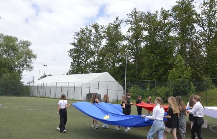 Aktywni we wspólnej Europie to projekt realizowany przez naszą szkołę w partnerstwie ze Stowarzyszeniem na rzecz Rozwoju Wsi Aniołowo. W ramach realizacji działań projektowych odbyła się dziś szczególna uroczystość. Uczniowie klas czwartych i siódmych przygotowali spotkanie tematyczne przybliżając ideę Unii Europejskiej. Był polonez, barwy narodowe, symbole unijne. Podczas spotkania odbyło się wręczenie nagród za konkurs plastyczny 