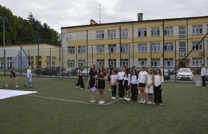 Aktywni we wspólnej Europie to projekt realizowany przez naszą szkołę w partnerstwie ze Stowarzyszeniem na rzecz Rozwoju Wsi Aniołowo. W ramach realizacji działań projektowych odbyła się dziś szczególna uroczystość. Uczniowie klas czwartych i siódmych przygotowali spotkanie tematyczne przybliżając ideę Unii Europejskiej. Był polonez, barwy narodowe, symbole unijne. Podczas spotkania odbyło się wręczenie nagród za konkurs plastyczny 