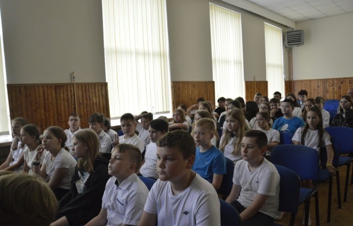 Aktywni we wspólnej Europie to projekt realizowany przez naszą szkołę w partnerstwie ze Stowarzyszeniem na rzecz Rozwoju Wsi Aniołowo. W ramach realizacji działań projektowych odbyła się dziś szczególna uroczystość. Uczniowie klas czwartych i siódmych przygotowali spotkanie tematyczne przybliżając ideę Unii Europejskiej. Był polonez, barwy narodowe, symbole unijne. Podczas spotkania odbyło się wręczenie nagród za konkurs plastyczny 