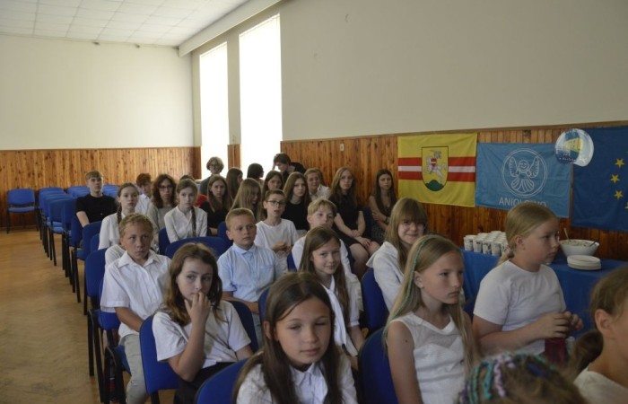 Aktywni we wspólnej Europie to projekt realizowany przez naszą szkołę w partnerstwie ze Stowarzyszeniem na rzecz Rozwoju Wsi Aniołowo. W ramach realizacji działań projektowych odbyła się dziś szczególna uroczystość. Uczniowie klas czwartych i siódmych przygotowali spotkanie tematyczne przybliżając ideę Unii Europejskiej. Był polonez, barwy narodowe, symbole unijne. Podczas spotkania odbyło się wręczenie nagród za konkurs plastyczny 