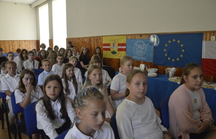 Aktywni we wspólnej Europie to projekt realizowany przez naszą szkołę w partnerstwie ze Stowarzyszeniem na rzecz Rozwoju Wsi Aniołowo. W ramach realizacji działań projektowych odbyła się dziś szczególna uroczystość. Uczniowie klas czwartych i siódmych przygotowali spotkanie tematyczne przybliżając ideę Unii Europejskiej. Był polonez, barwy narodowe, symbole unijne. Podczas spotkania odbyło się wręczenie nagród za konkurs plastyczny 
