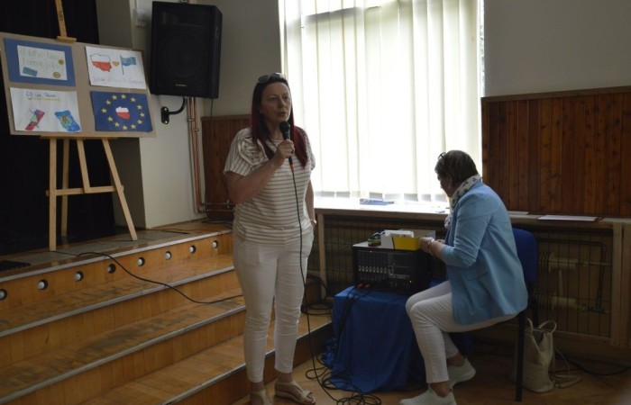 Aktywni we wspólnej Europie to projekt realizowany przez naszą szkołę w partnerstwie ze Stowarzyszeniem na rzecz Rozwoju Wsi Aniołowo. W ramach realizacji działań projektowych odbyła się dziś szczególna uroczystość. Uczniowie klas czwartych i siódmych przygotowali spotkanie tematyczne przybliżając ideę Unii Europejskiej. Był polonez, barwy narodowe, symbole unijne. Podczas spotkania odbyło się wręczenie nagród za konkurs plastyczny 