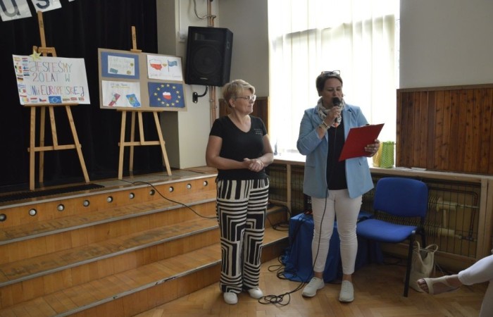 Aktywni we wspólnej Europie to projekt realizowany przez naszą szkołę w partnerstwie ze Stowarzyszeniem na rzecz Rozwoju Wsi Aniołowo. W ramach realizacji działań projektowych odbyła się dziś szczególna uroczystość. Uczniowie klas czwartych i siódmych przygotowali spotkanie tematyczne przybliżając ideę Unii Europejskiej. Był polonez, barwy narodowe, symbole unijne. Podczas spotkania odbyło się wręczenie nagród za konkurs plastyczny 