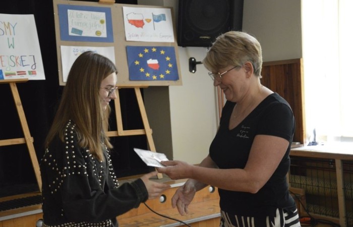 Aktywni we wspólnej Europie to projekt realizowany przez naszą szkołę w partnerstwie ze Stowarzyszeniem na rzecz Rozwoju Wsi Aniołowo. W ramach realizacji działań projektowych odbyła się dziś szczególna uroczystość. Uczniowie klas czwartych i siódmych przygotowali spotkanie tematyczne przybliżając ideę Unii Europejskiej. Był polonez, barwy narodowe, symbole unijne. Podczas spotkania odbyło się wręczenie nagród za konkurs plastyczny 