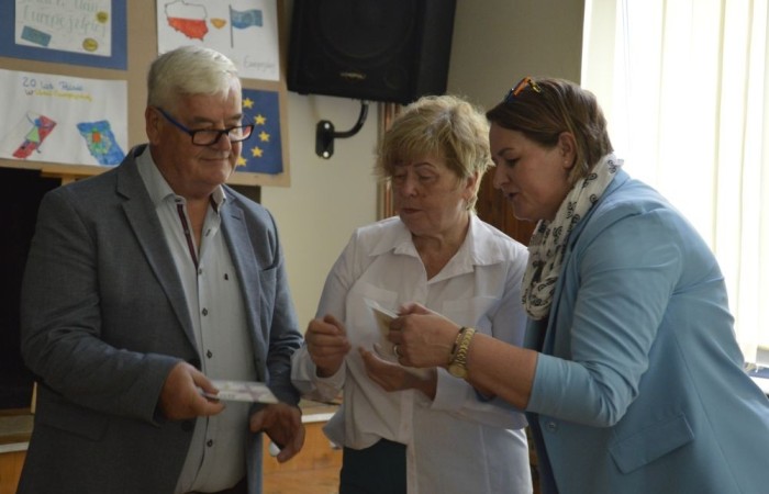 Aktywni we wspólnej Europie to projekt realizowany przez naszą szkołę w partnerstwie ze Stowarzyszeniem na rzecz Rozwoju Wsi Aniołowo. W ramach realizacji działań projektowych odbyła się dziś szczególna uroczystość. Uczniowie klas czwartych i siódmych przygotowali spotkanie tematyczne przybliżając ideę Unii Europejskiej. Był polonez, barwy narodowe, symbole unijne. Podczas spotkania odbyło się wręczenie nagród za konkurs plastyczny 