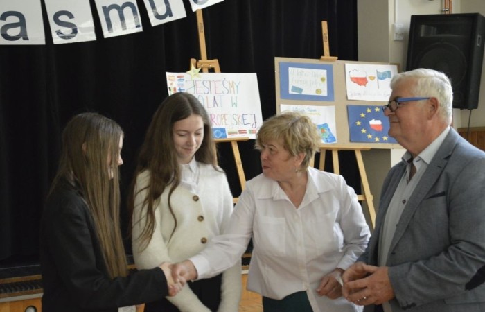 Aktywni we wspólnej Europie to projekt realizowany przez naszą szkołę w partnerstwie ze Stowarzyszeniem na rzecz Rozwoju Wsi Aniołowo. W ramach realizacji działań projektowych odbyła się dziś szczególna uroczystość. Uczniowie klas czwartych i siódmych przygotowali spotkanie tematyczne przybliżając ideę Unii Europejskiej. Był polonez, barwy narodowe, symbole unijne. Podczas spotkania odbyło się wręczenie nagród za konkurs plastyczny 