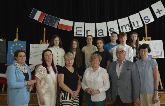 Aktywni we wspólnej Europie to projekt realizowany przez naszą szkołę w partnerstwie ze Stowarzyszeniem na rzecz Rozwoju Wsi Aniołowo. W ramach realizacji działań projektowych odbyła się dziś szczególna uroczystość. Uczniowie klas czwartych i siódmych przygotowali spotkanie tematyczne przybliżając ideę Unii Europejskiej. Był polonez, barwy narodowe, symbole unijne. Podczas spotkania odbyło się wręczenie nagród za konkurs plastyczny 