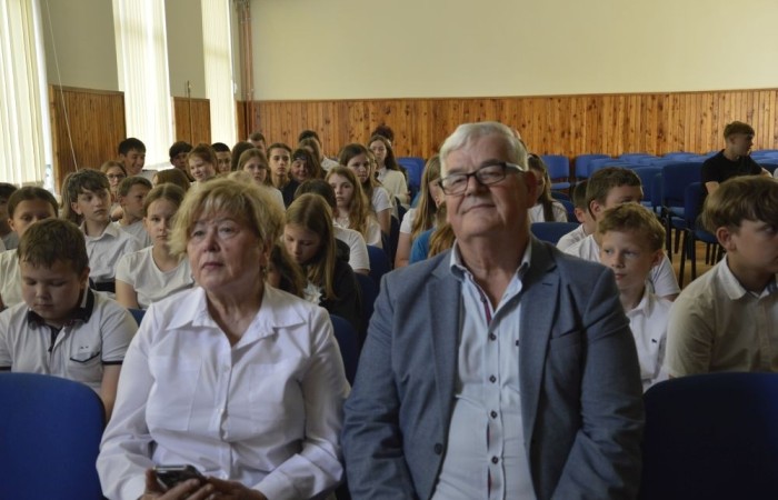 Aktywni we wspólnej Europie to projekt realizowany przez naszą szkołę w partnerstwie ze Stowarzyszeniem na rzecz Rozwoju Wsi Aniołowo. W ramach realizacji działań projektowych odbyła się dziś szczególna uroczystość. Uczniowie klas czwartych i siódmych przygotowali spotkanie tematyczne przybliżając ideę Unii Europejskiej. Był polonez, barwy narodowe, symbole unijne. Podczas spotkania odbyło się wręczenie nagród za konkurs plastyczny 