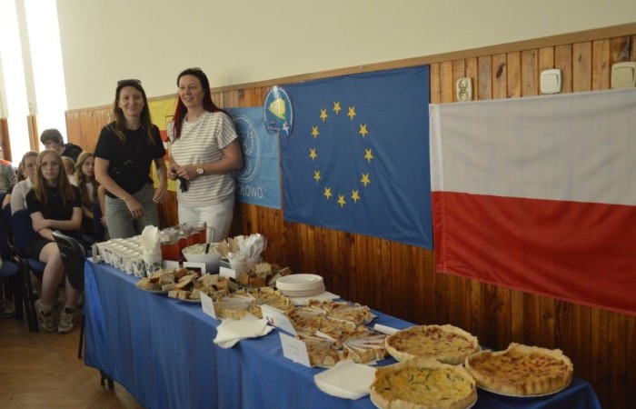 Aktywni we wspólnej Europie to projekt realizowany przez naszą szkołę w partnerstwie ze Stowarzyszeniem na rzecz Rozwoju Wsi Aniołowo. W ramach realizacji działań projektowych odbyła się dziś szczególna uroczystość. Uczniowie klas czwartych i siódmych przygotowali spotkanie tematyczne przybliżając ideę Unii Europejskiej. Był polonez, barwy narodowe, symbole unijne. Podczas spotkania odbyło się wręczenie nagród za konkurs plastyczny 