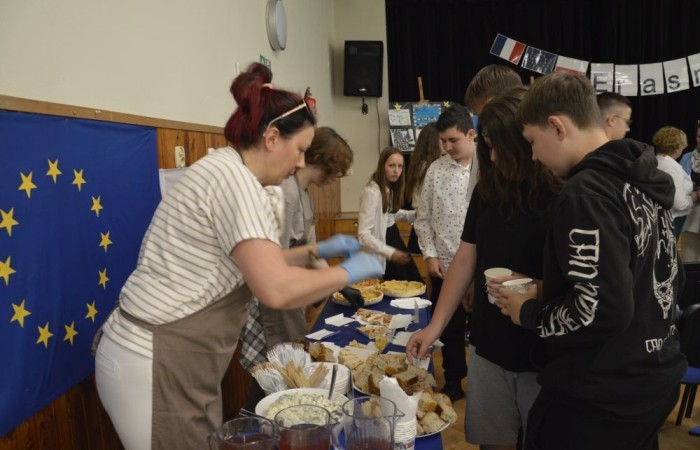 Aktywni we wspólnej Europie to projekt realizowany przez naszą szkołę w partnerstwie ze Stowarzyszeniem na rzecz Rozwoju Wsi Aniołowo. W ramach realizacji działań projektowych odbyła się dziś szczególna uroczystość. Uczniowie klas czwartych i siódmych przygotowali spotkanie tematyczne przybliżając ideę Unii Europejskiej. Był polonez, barwy narodowe, symbole unijne. Podczas spotkania odbyło się wręczenie nagród za konkurs plastyczny 