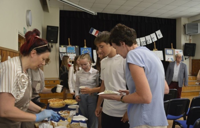 Aktywni we wspólnej Europie to projekt realizowany przez naszą szkołę w partnerstwie ze Stowarzyszeniem na rzecz Rozwoju Wsi Aniołowo. W ramach realizacji działań projektowych odbyła się dziś szczególna uroczystość. Uczniowie klas czwartych i siódmych przygotowali spotkanie tematyczne przybliżając ideę Unii Europejskiej. Był polonez, barwy narodowe, symbole unijne. Podczas spotkania odbyło się wręczenie nagród za konkurs plastyczny 