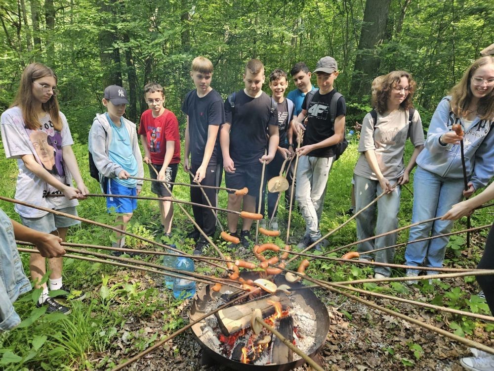 Kolejne działanie w ramach projektu Erasmus Discovering Carrers in Europe . Dziś uczniowie klas siódmych mieli okazję poznać zawód leśnika. Była wyprawa do lasu, ścieżka edukacyjna i fantastyczne opowieści pani leśnik o tym jaki jest las, na czym polega zawód leśnika i co trzeba zrobić alby móc  wykonywać tak piękną pracę. Pobyt zakończony ogniskiem i oczywiście pieczonymi w nim kiełbaskami. Dziękujemy Nadleśnictwu Młynary za gościnność i piękną lekcję przyrody. Nawet wszechobecne komary nie były w stanie zepsuć mam przyjemności dzisiejszego dnia.