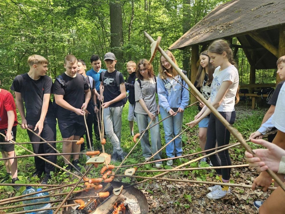 Kolejne działanie w ramach projektu Erasmus Discovering Carrers in Europe . Dziś uczniowie klas siódmych mieli okazję poznać zawód leśnika. Była wyprawa do lasu, ścieżka edukacyjna i fantastyczne opowieści pani leśnik o tym jaki jest las, na czym polega zawód leśnika i co trzeba zrobić alby móc  wykonywać tak piękną pracę. Pobyt zakończony ogniskiem i oczywiście pieczonymi w nim kiełbaskami. Dziękujemy Nadleśnictwu Młynary za gościnność i piękną lekcję przyrody. Nawet wszechobecne komary nie były w stanie zepsuć mam przyjemności dzisiejszego dnia.