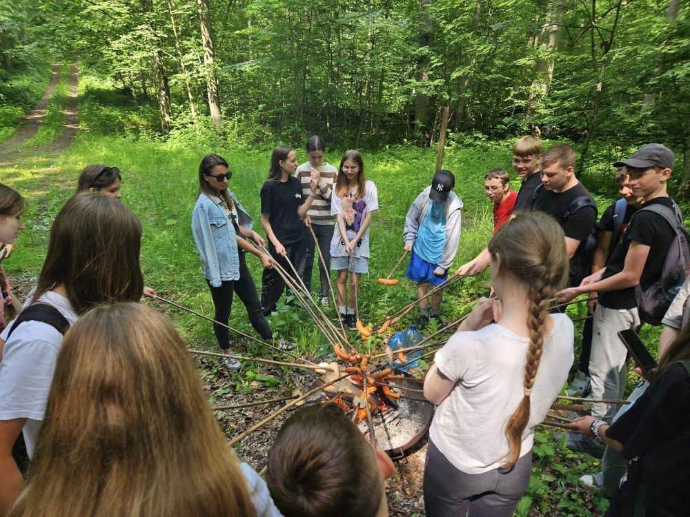 Kolejne działanie w ramach projektu Erasmus Discovering Carrers in Europe . Dziś uczniowie klas siódmych mieli okazję poznać zawód leśnika. Była wyprawa do lasu, ścieżka edukacyjna i fantastyczne opowieści pani leśnik o tym jaki jest las, na czym polega zawód leśnika i co trzeba zrobić alby móc  wykonywać tak piękną pracę. Pobyt zakończony ogniskiem i oczywiście pieczonymi w nim kiełbaskami. Dziękujemy Nadleśnictwu Młynary za gościnność i piękną lekcję przyrody. Nawet wszechobecne komary nie były w stanie zepsuć mam przyjemności dzisiejszego dnia.