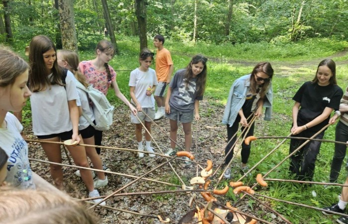 Kolejne działanie w ramach projektu Erasmus Discovering Carrers in Europe . Dziś uczniowie klas siódmych mieli okazję poznać zawód leśnika. Była wyprawa do lasu, ścieżka edukacyjna i fantastyczne opowieści pani leśnik o tym jaki jest las, na czym polega zawód leśnika i co trzeba zrobić alby móc  wykonywać tak piękną pracę. Pobyt zakończony ogniskiem i oczywiście pieczonymi w nim kiełbaskami. Dziękujemy Nadleśnictwu Młynary za gościnność i piękną lekcję przyrody. Nawet wszechobecne komary nie były w stanie zepsuć mam przyjemności dzisiejszego dnia.