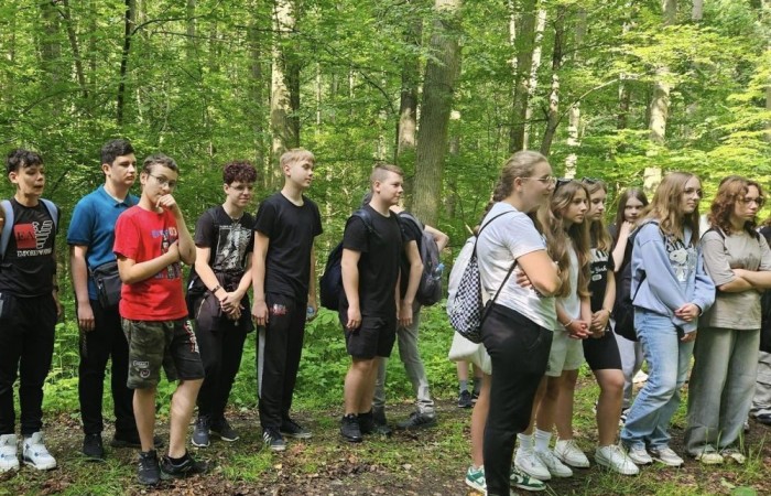 Kolejne działanie w ramach projektu Erasmus Discovering Carrers in Europe . Dziś uczniowie klas siódmych mieli okazję poznać zawód leśnika. Była wyprawa do lasu, ścieżka edukacyjna i fantastyczne opowieści pani leśnik o tym jaki jest las, na czym polega zawód leśnika i co trzeba zrobić alby móc  wykonywać tak piękną pracę. Pobyt zakończony ogniskiem i oczywiście pieczonymi w nim kiełbaskami. Dziękujemy Nadleśnictwu Młynary za gościnność i piękną lekcję przyrody. Nawet wszechobecne komary nie były w stanie zepsuć mam przyjemności dzisiejszego dnia.