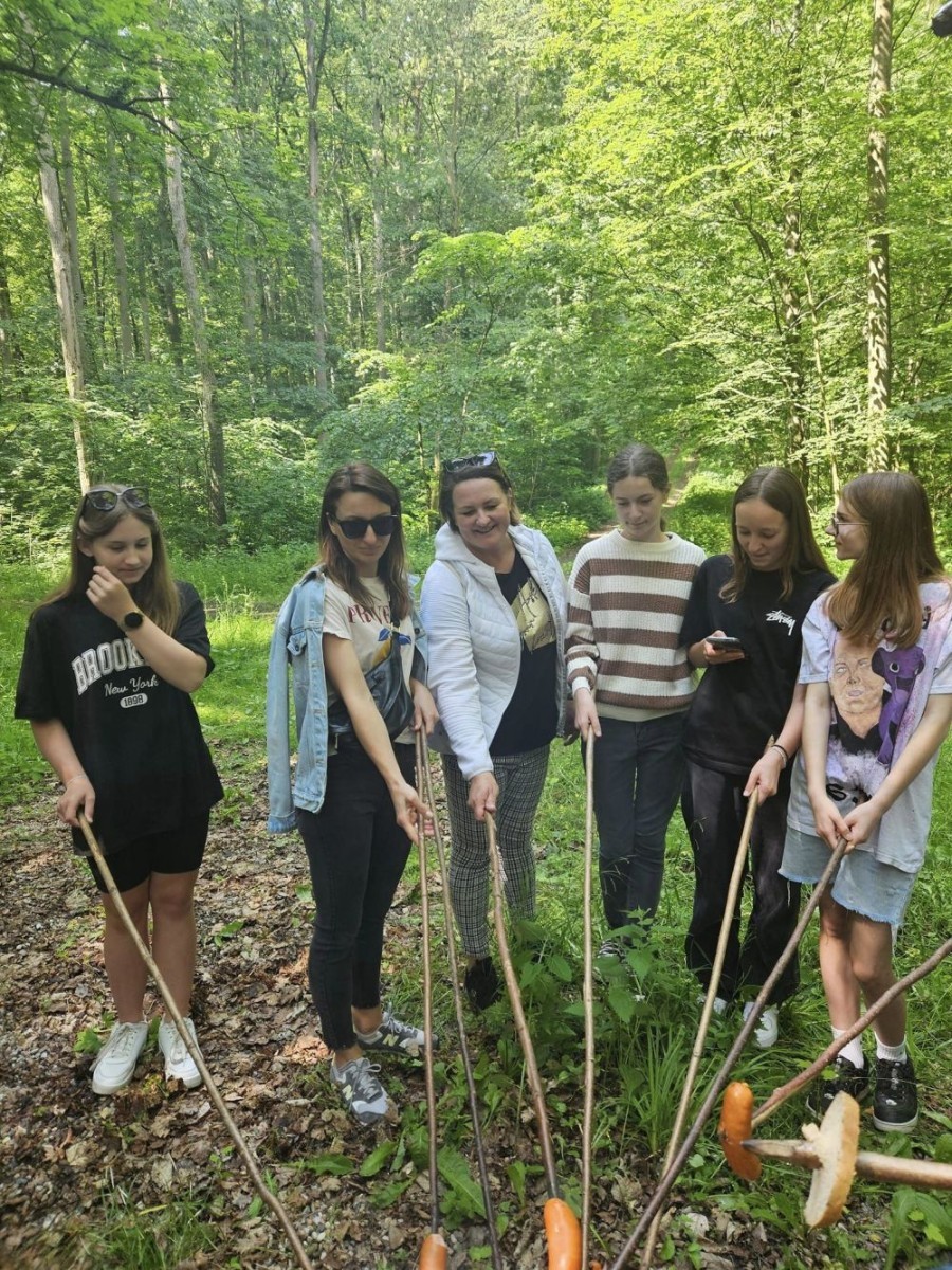 Kolejne działanie w ramach projektu Erasmus Discovering Carrers in Europe . Dziś uczniowie klas siódmych mieli okazję poznać zawód leśnika. Była wyprawa do lasu, ścieżka edukacyjna i fantastyczne opowieści pani leśnik o tym jaki jest las, na czym polega zawód leśnika i co trzeba zrobić alby móc  wykonywać tak piękną pracę. Pobyt zakończony ogniskiem i oczywiście pieczonymi w nim kiełbaskami. Dziękujemy Nadleśnictwu Młynary za gościnność i piękną lekcję przyrody. Nawet wszechobecne komary nie były w stanie zepsuć mam przyjemności dzisiejszego dnia.