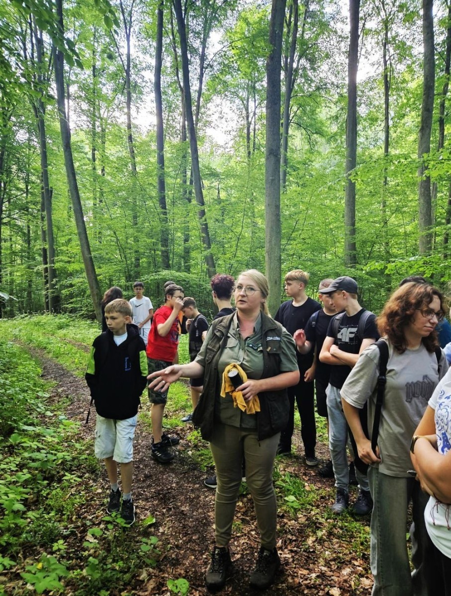 Kolejne działanie w ramach projektu Erasmus Discovering Carrers in Europe . Dziś uczniowie klas siódmych mieli okazję poznać zawód leśnika. Była wyprawa do lasu, ścieżka edukacyjna i fantastyczne opowieści pani leśnik o tym jaki jest las, na czym polega zawód leśnika i co trzeba zrobić alby móc  wykonywać tak piękną pracę. Pobyt zakończony ogniskiem i oczywiście pieczonymi w nim kiełbaskami. Dziękujemy Nadleśnictwu Młynary za gościnność i piękną lekcję przyrody. Nawet wszechobecne komary nie były w stanie zepsuć mam przyjemności dzisiejszego dnia.