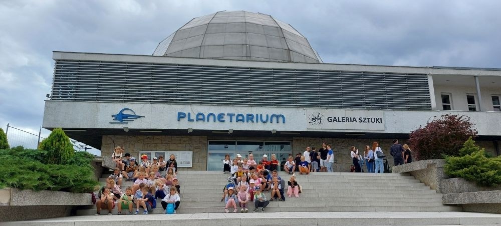 6 czerwca uczniowie klas pierwszych postanowili wybrać się na wycieczkę do Olsztyna, by tam odwiedzić miejscowe Planetarium i Obserwatorium. Po solidnej dawce wiedzy na temat kosmosu przyszła pora na odrobinę szaleństwa w parku trampolin. Jak widać po zdjęciach, bawiliśmy się wyśmienicie. 