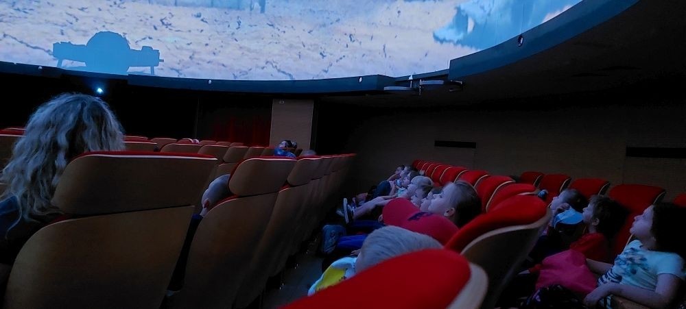 6 czerwca uczniowie klas pierwszych postanowili wybrać się na wycieczkę do Olsztyna, by tam odwiedzić miejscowe Planetarium i Obserwatorium. Po solidnej dawce wiedzy na temat kosmosu przyszła pora na odrobinę szaleństwa w parku trampolin. Jak widać po zdjęciach, bawiliśmy się wyśmienicie. 