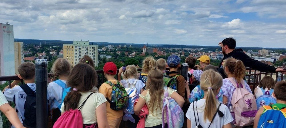 6 czerwca uczniowie klas pierwszych postanowili wybrać się na wycieczkę do Olsztyna, by tam odwiedzić miejscowe Planetarium i Obserwatorium. Po solidnej dawce wiedzy na temat kosmosu przyszła pora na odrobinę szaleństwa w parku trampolin. Jak widać po zdjęciach, bawiliśmy się wyśmienicie. 